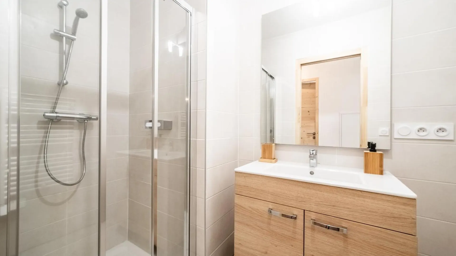 Apartment Thredbo, Les Carroz D'Araches - By Emerald Stay